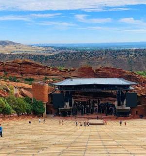 skupina lidí stojících před budovou