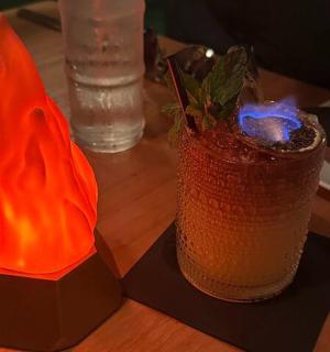 detailní záběr na nápoj na stole