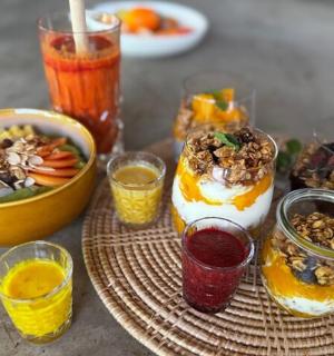 桌子上摆满了各种食物和饮料