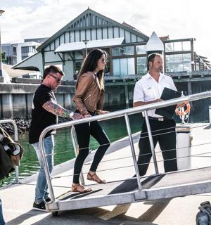 un grup de persones dempeus en un vaixell