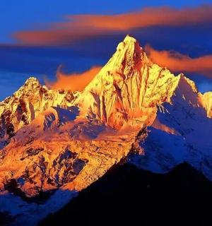 日落时分的雪山景色