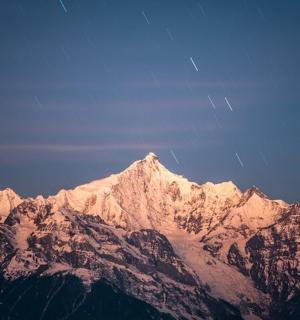 白雪皑皑的山景