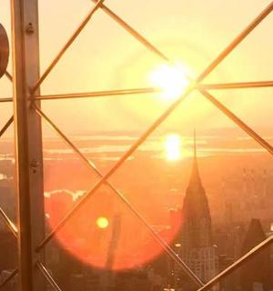 从摩天大楼顶上欣赏日落