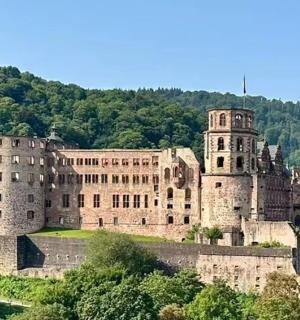 starý hrad stojící na vrcholu kopce
