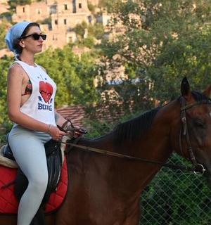 一名女子坐在马背上