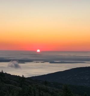 太阳从云海上升起的日落