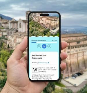 一只手拿着手机,站在城市前