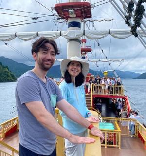 一名男子和一名女子站在船上