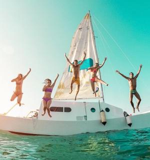 一群人从船上跳入水中