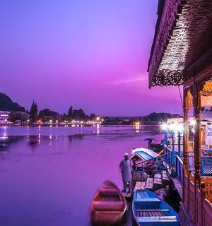 夜晚，一名男子站在河边