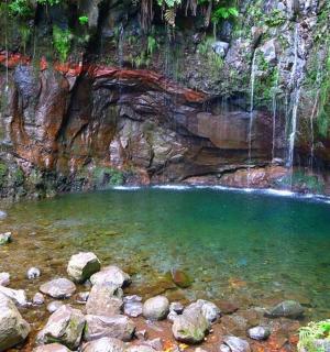 洞穴中的水池，有瀑布