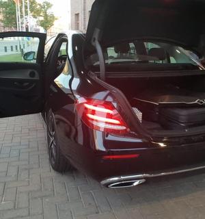 černé auto s otevřenými dveřmi na ulici