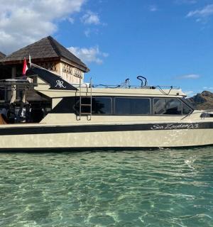 a boat sitting in the water in front of a building