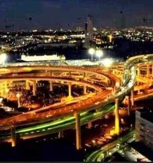 夜晚灯火通明的繁忙高速公路