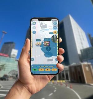 手里拿着手机的人