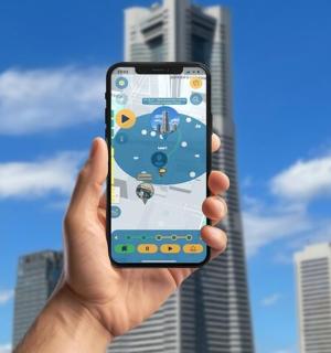 一个人在城市前举着 iPhone