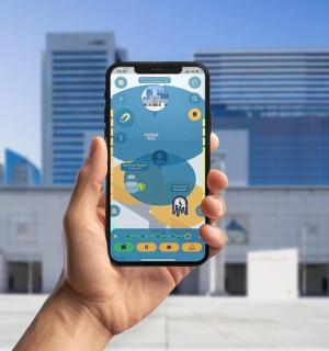 手里拿着手机的人