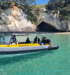 一群人乘船在水中