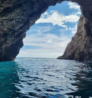 海洋中央的一个大洞穴