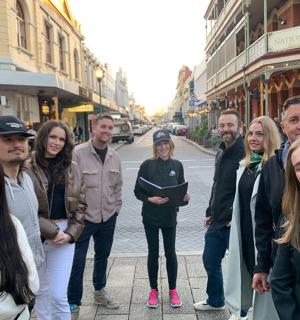 skupina lidí stojících na městské ulici