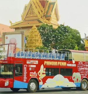 czerwony piętrowy autobus jadący ulicą