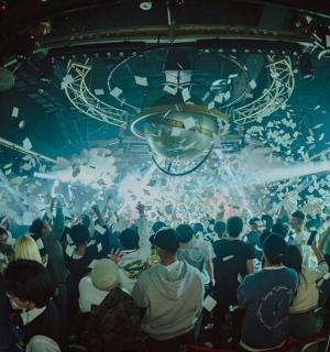 skupina lidí stojících v davu na koncertě