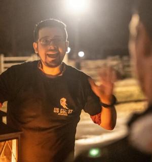 晚上,一名男子站在灯笼旁