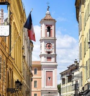 街道中间的钟楼