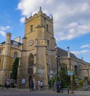 一座前面有钟楼的老建筑