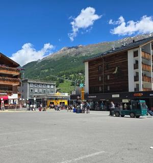 城镇中的一条街道,有建筑物和一座山