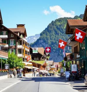 山区小镇的一条挂满旗帜的街道