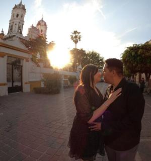 一男一女在建筑物前接吻