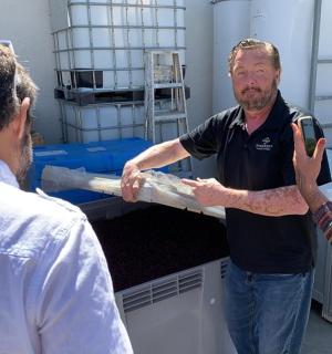 一名手臂上有纹身的男子手持横梁