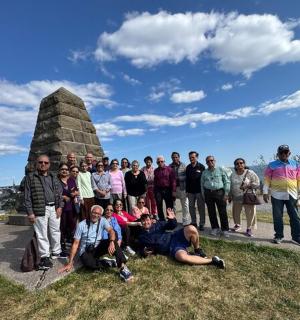 一群人站在纪念碑前