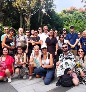 一群人摆姿势拍照