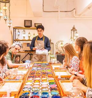 skupina lidí sedících kolem stolu v obchodě