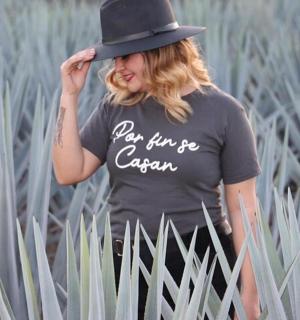 一名戴着黑帽子的女子站在栅栏旁