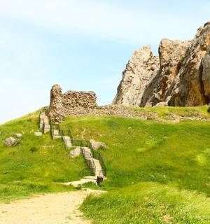 草山边的一座石头建筑