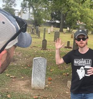 一名男子站在墓地里