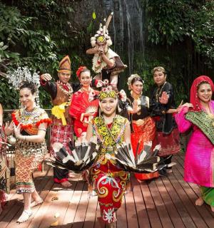 一群穿着戏服的人摆姿势拍照