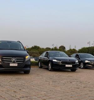 tři luxusní auta zaparkovaná na parkovišti