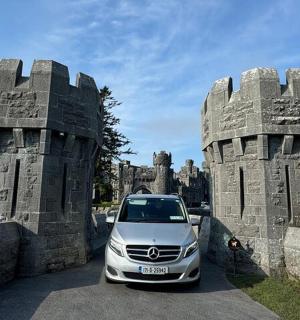 auto zaparkované před hradem
