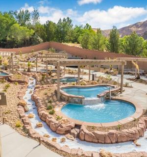 resort s bazénem a aquaparkem