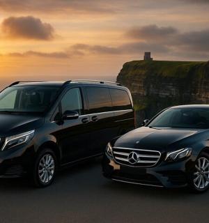 两辆车并排停在海边