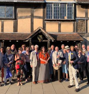 一群人站在一栋建筑物前