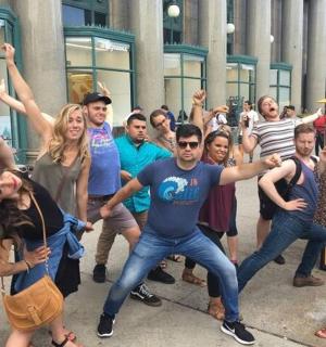 skupina lidí tančících na ulici