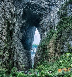 一群人穿过山中的隧道