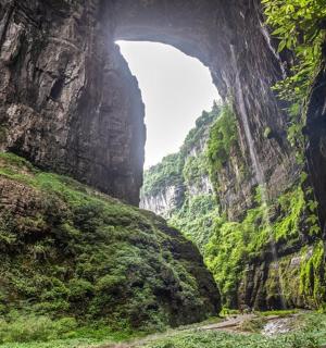山中带有隧道的洞穴