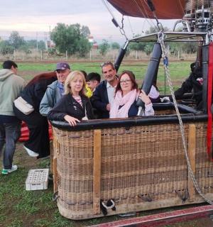 一群人乘坐热气球