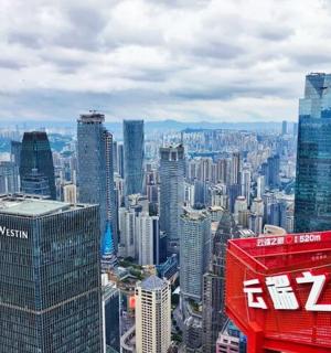 一座高楼林立的大城市的鸟瞰图